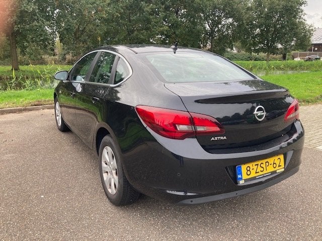 Opel Astra 1.4 Ecoflex 74KW 4D 2015 Zwart, Auto's, Voorwielaandrijving, 4 cilinders, 100 pk, Zwart