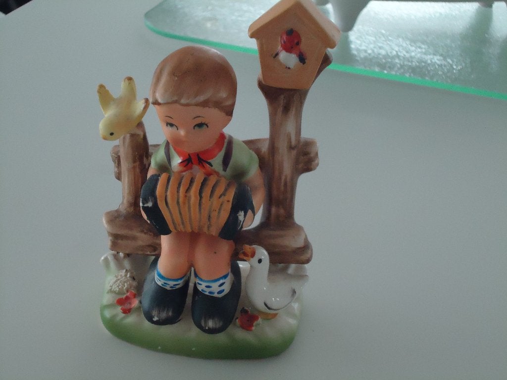 beeldje ,, jongetje op bankje met vogeltje 13 x 8, Ophalen of Verzenden, Zo goed als nieuw, Mens