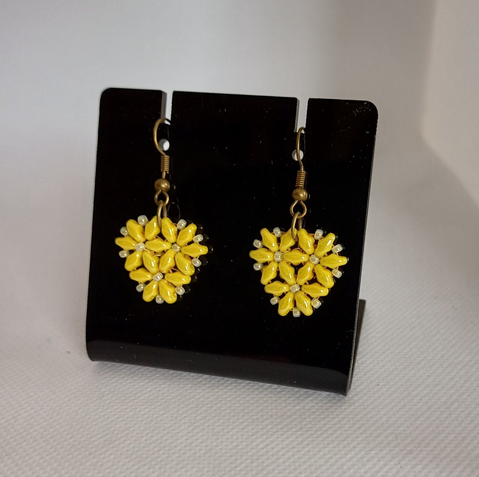 Gele bloem oorbellen met witte kraaltjes, Sieraden, Tassen en Uiterlijk, Oorbellen, Overige materialen, Hangers, Geel, Nieuw