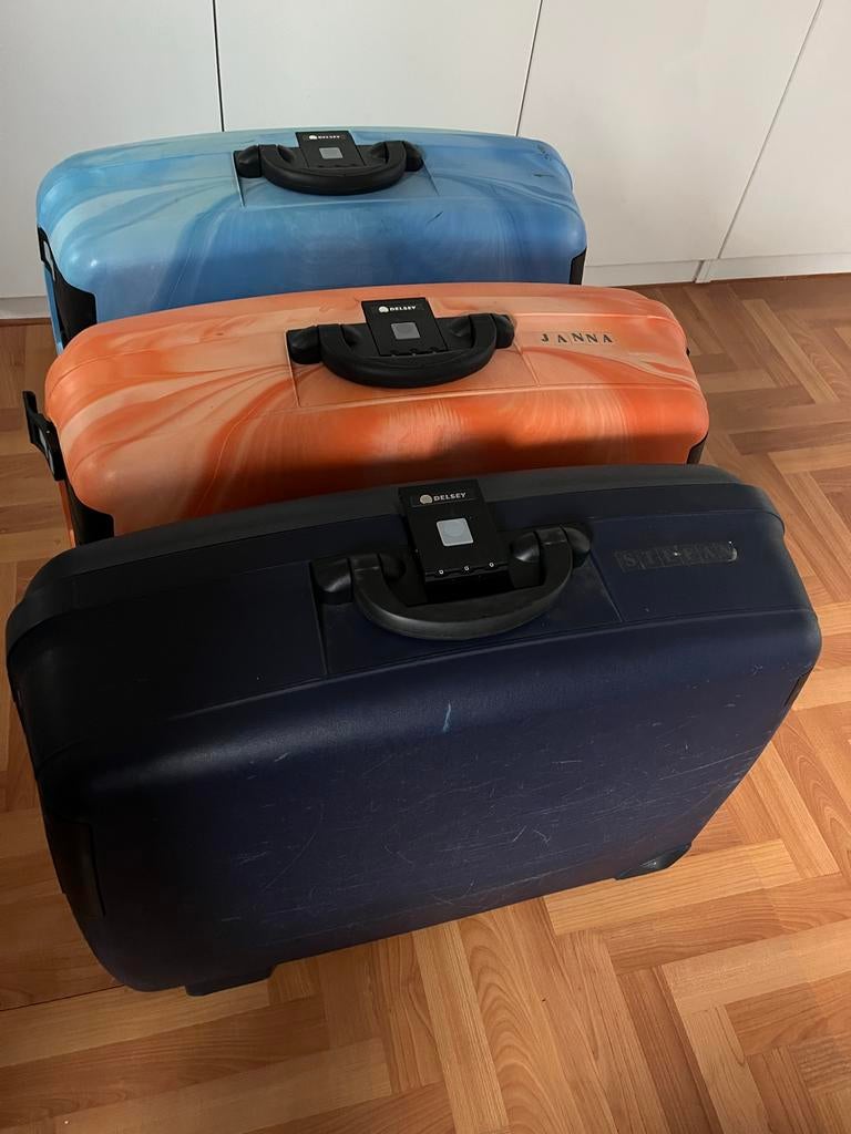 2 koffers 65 x 55 x 24 op 2 wielen, Gebruikt, Hard kunststof, 55 cm of meer, Wieltjes