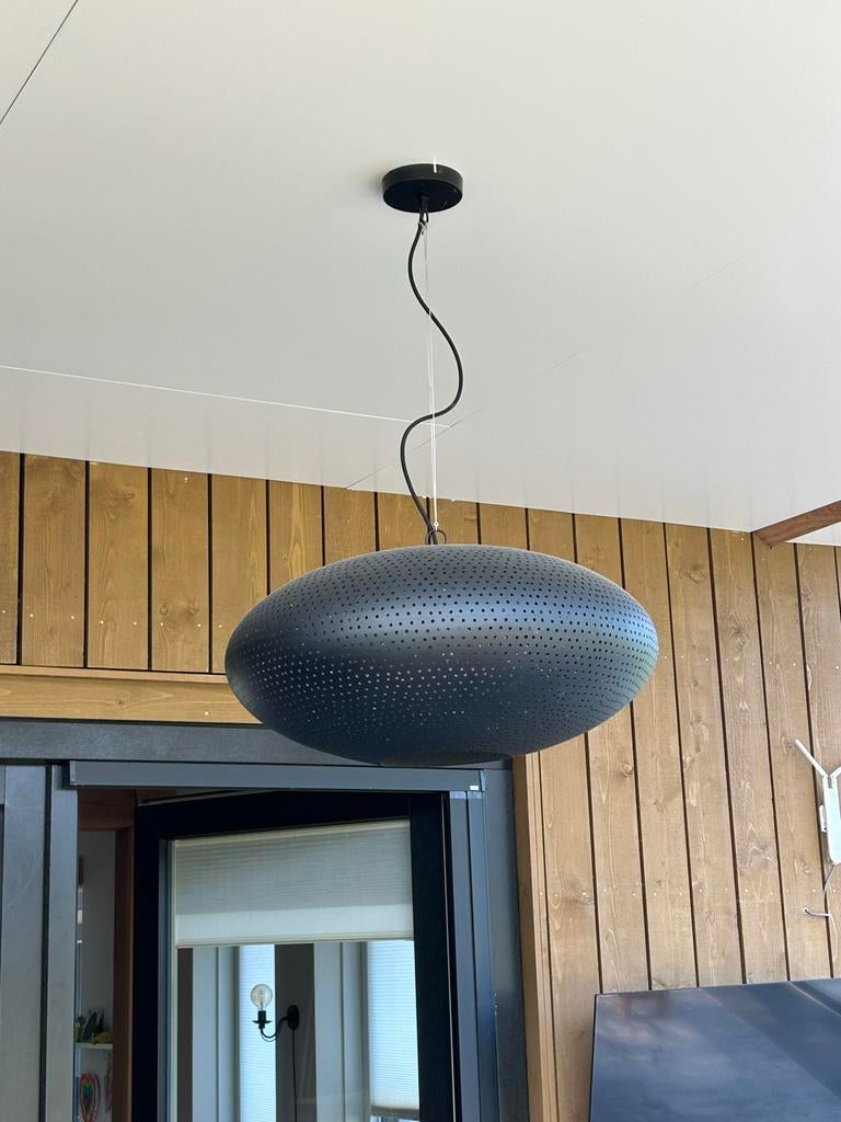 Moderne Zwarte Hanglamp met Geperforeerd Design, Ophalen, Zo goed als nieuw, Metaal, 50 tot 75 cm
