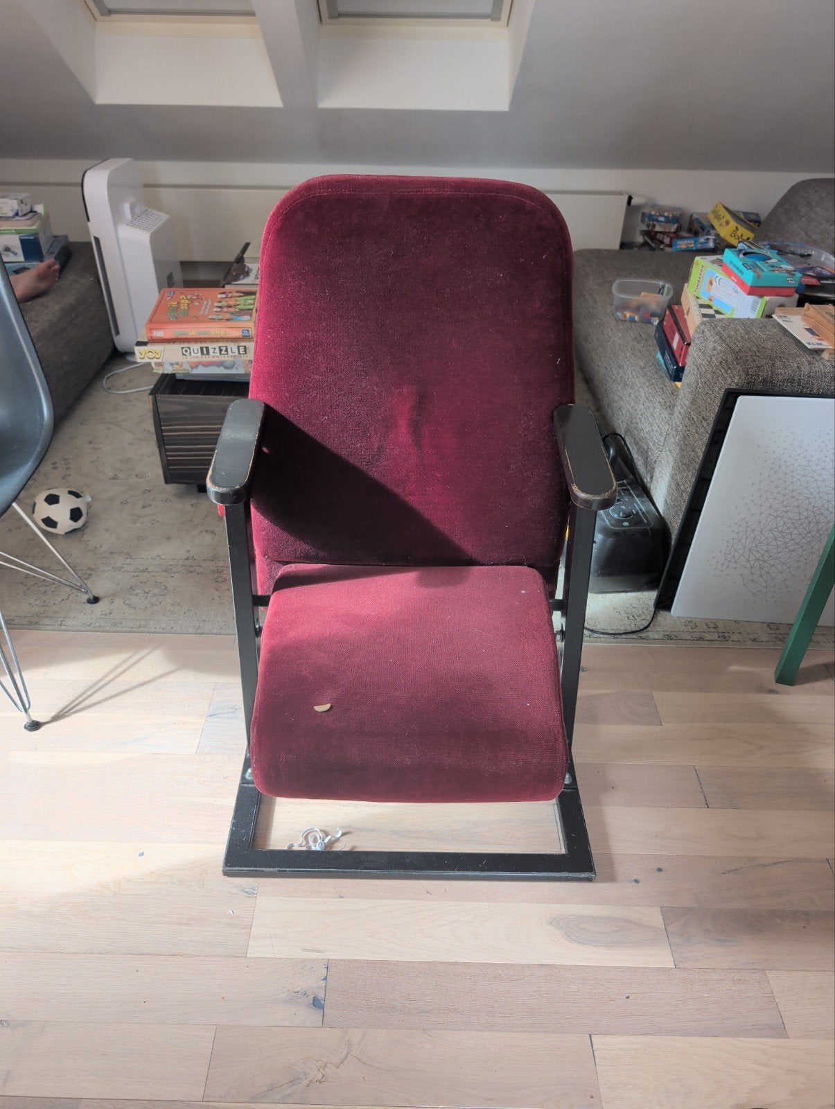 Oude bioscoopstoel uit Meppel - Vintage rood, Gebruikt, Twee, Ophalen of Verzenden, Stof