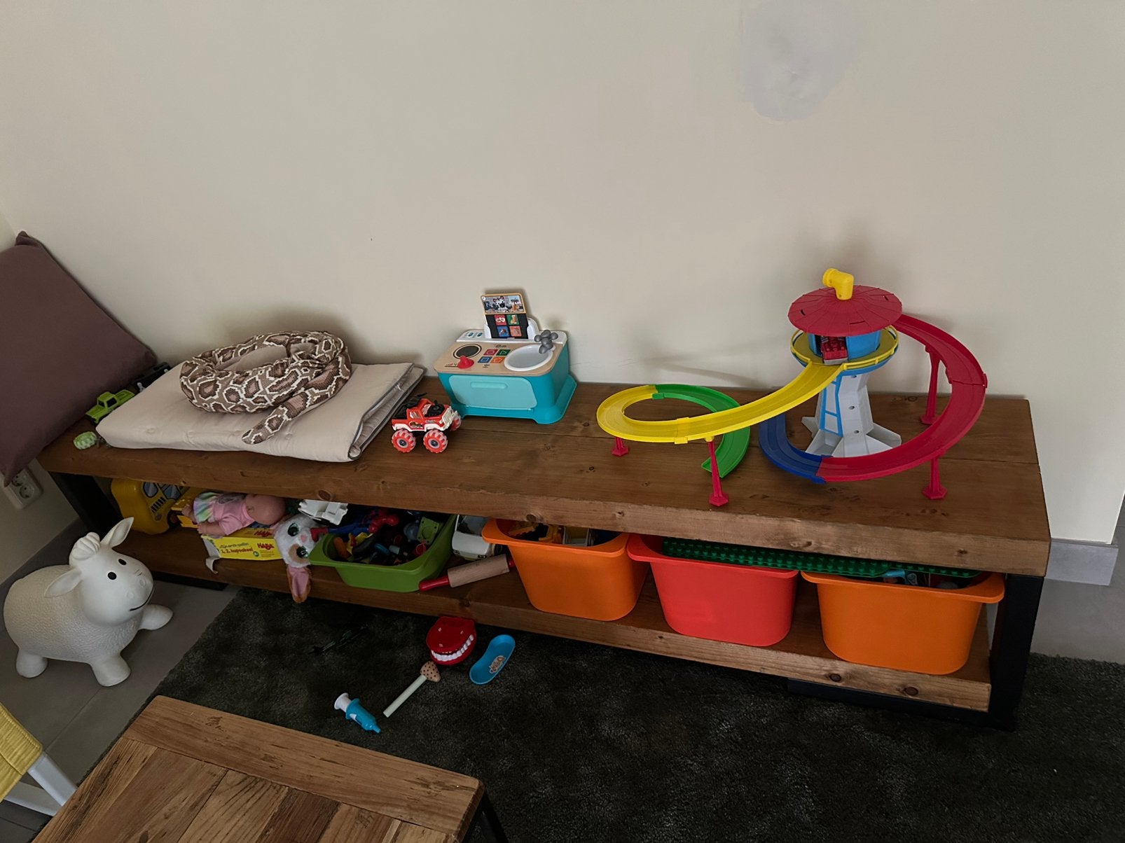 Lange teakhouten tv kast mooi afgewerkt met zwarte poten, Ophalen, Zo goed als nieuw