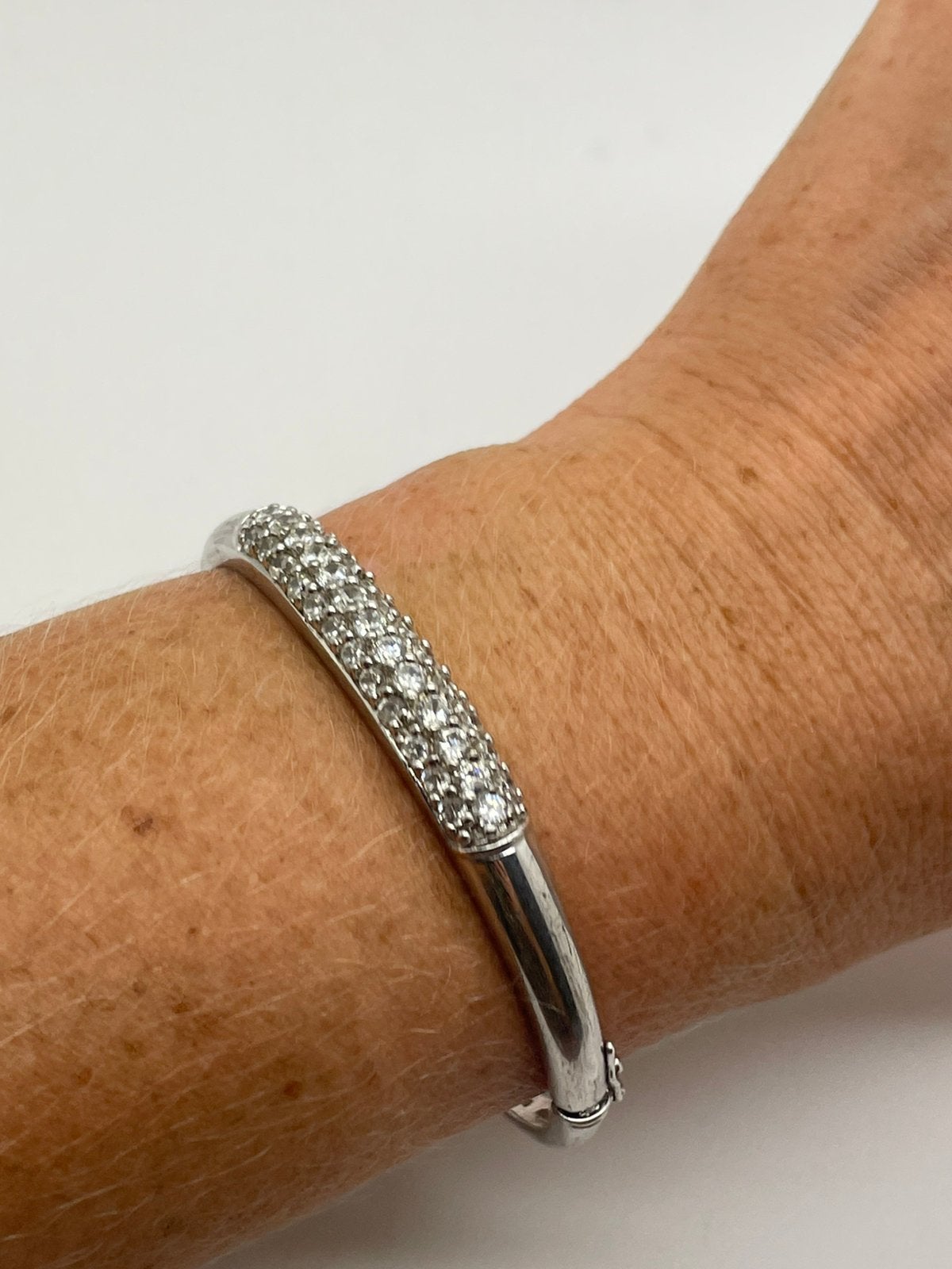 F146 Prachtige zilveren bangle met heldere stenen, Sieraden, Tassen en Uiterlijk, Armbanden, Ophalen of Verzenden, X, Zilver, Zilver
