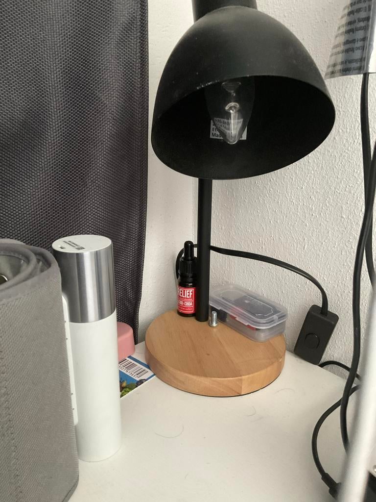 Zwarte tafellamp met houten voet, Huis en Inrichting, Lampen | Tafellampen, Gebruikt, Minder dan 50 cm, Hout, Ophalen