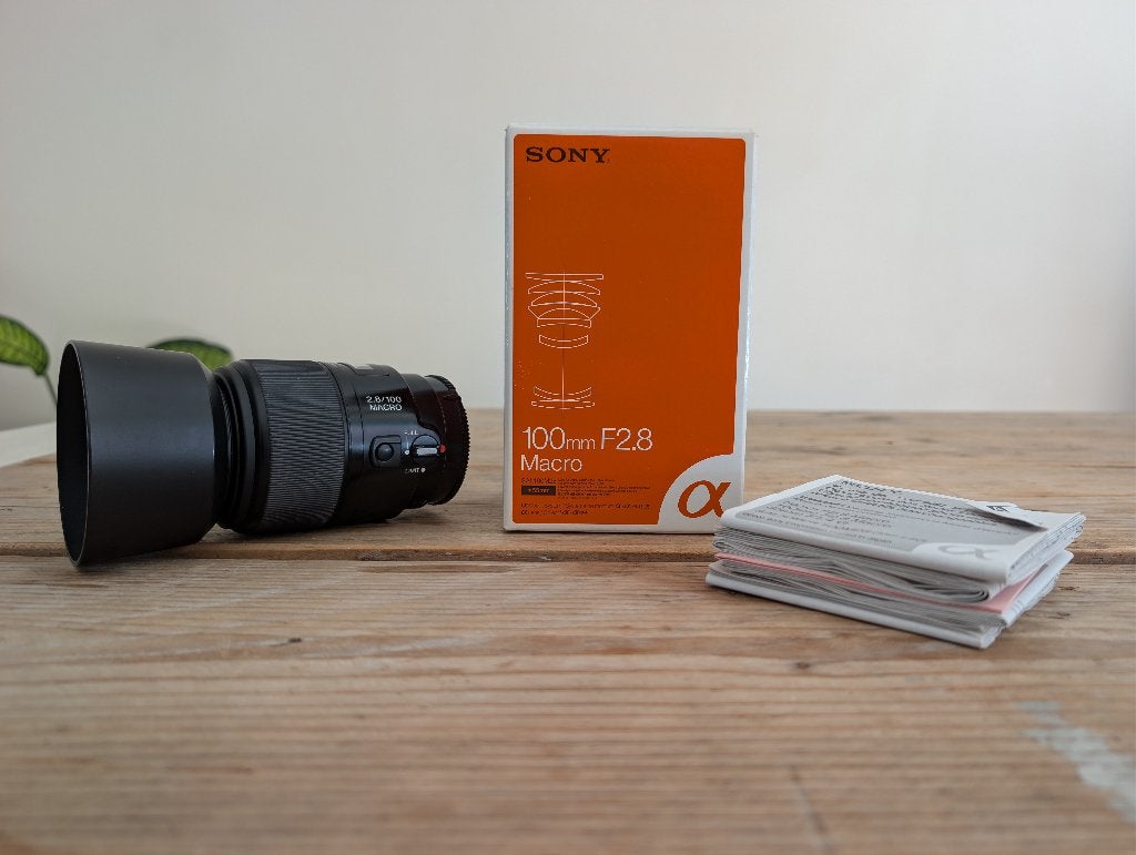 Sony 100mm F2.8 Macro (SAL100M28) | Compleet in doos, Ophalen of Verzenden, Zo goed als nieuw, Macrolens