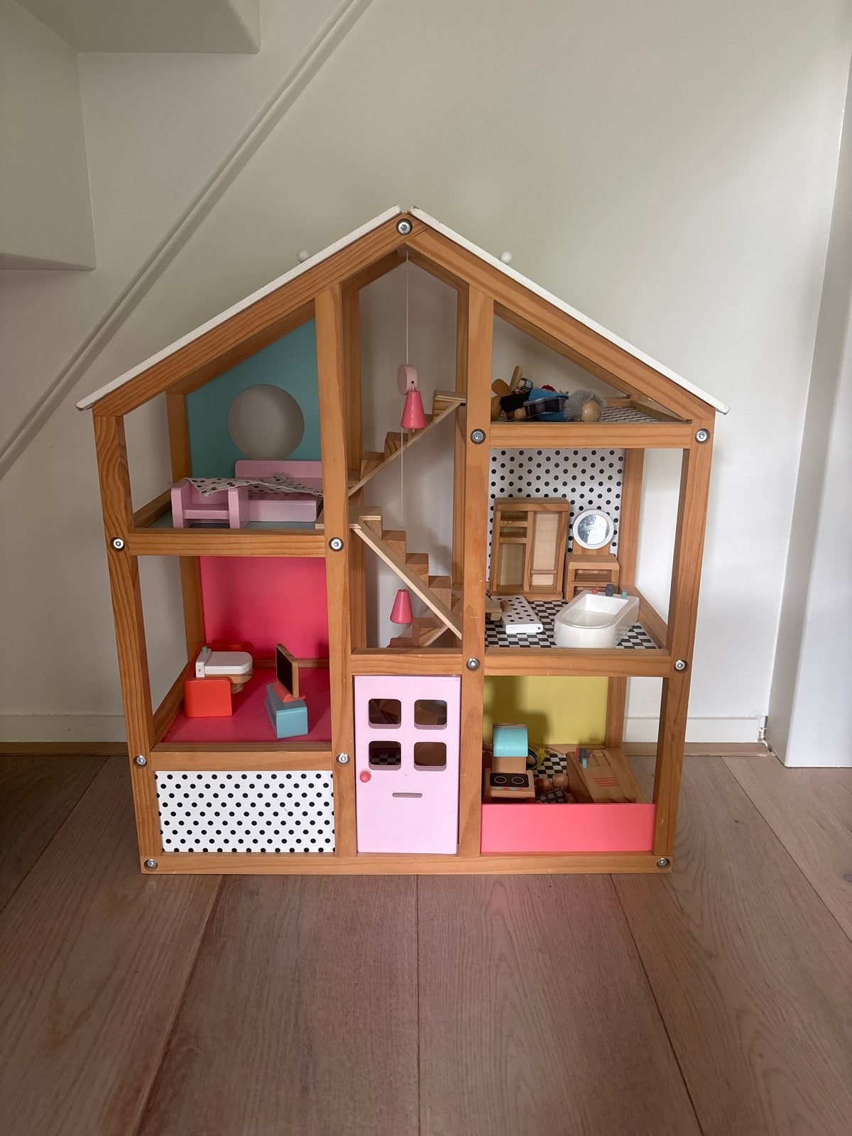Houten poppenhuis met meubels en poppetjes, Kinderen en Baby's, Speelgoed | Poppenhuizen, Ophalen, Gebruikt, Poppenhuis