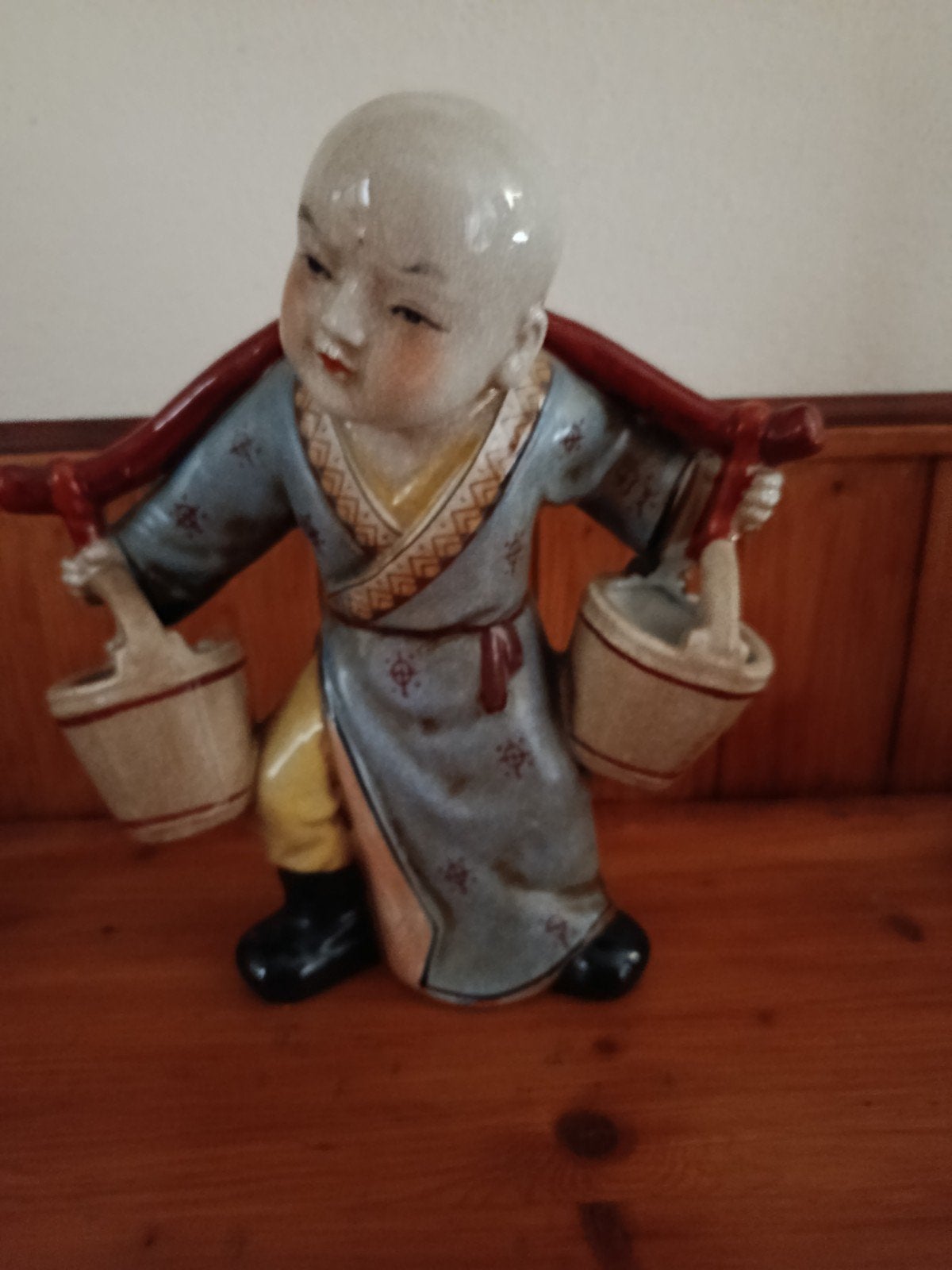 Vintage Aziatisch beeldje: jongen met emmers, Antiek en Kunst, Antiek | Keramiek en Aardewerk, Verzenden