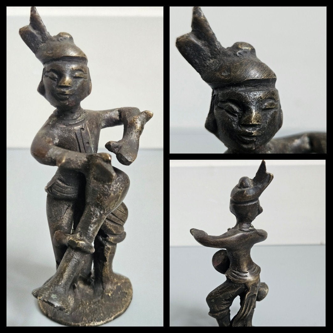 Antiek in brons uitgevoerd sculptuur muzikant met trommel, Ophalen, Handgemaakt, Indonesië, 10 cm
