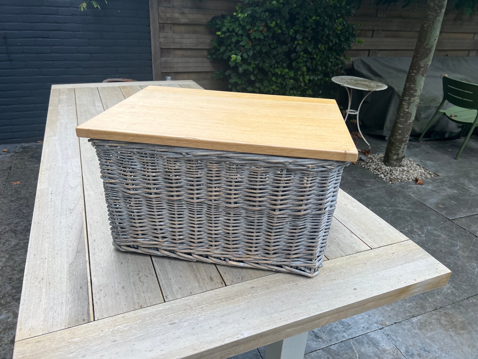 Grijze rieten opbergmand met houten blad/deksel, Minder dan 55 cm, Gebruikt, Rechthoekig, Ophalen