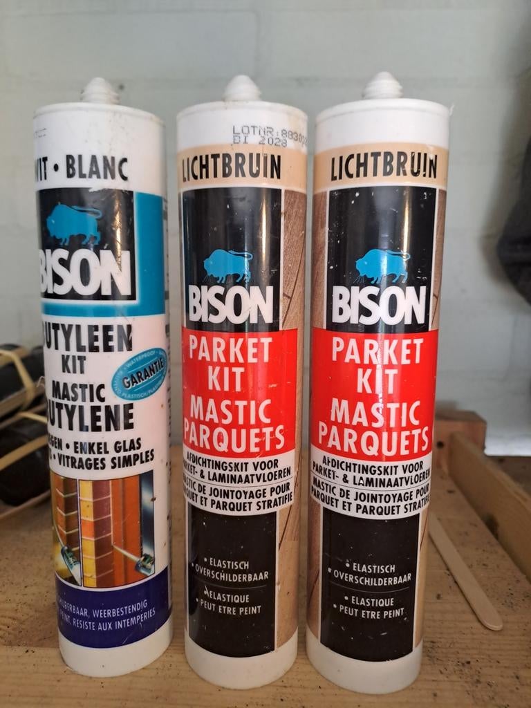 Licht bruine kit en 1 witte, Ophalen, Overige materialen, Minder dan 4 cm, Minder dan 5 m²