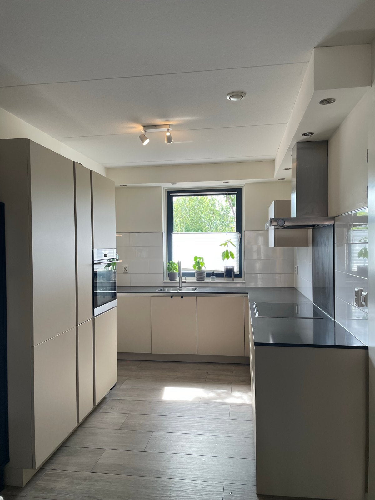 Complete keuken te koop met apparatuur, Huis en Inrichting, Keuken | Complete keukens, Ophalen, Gebruikt, Wit, Hoekkeuken