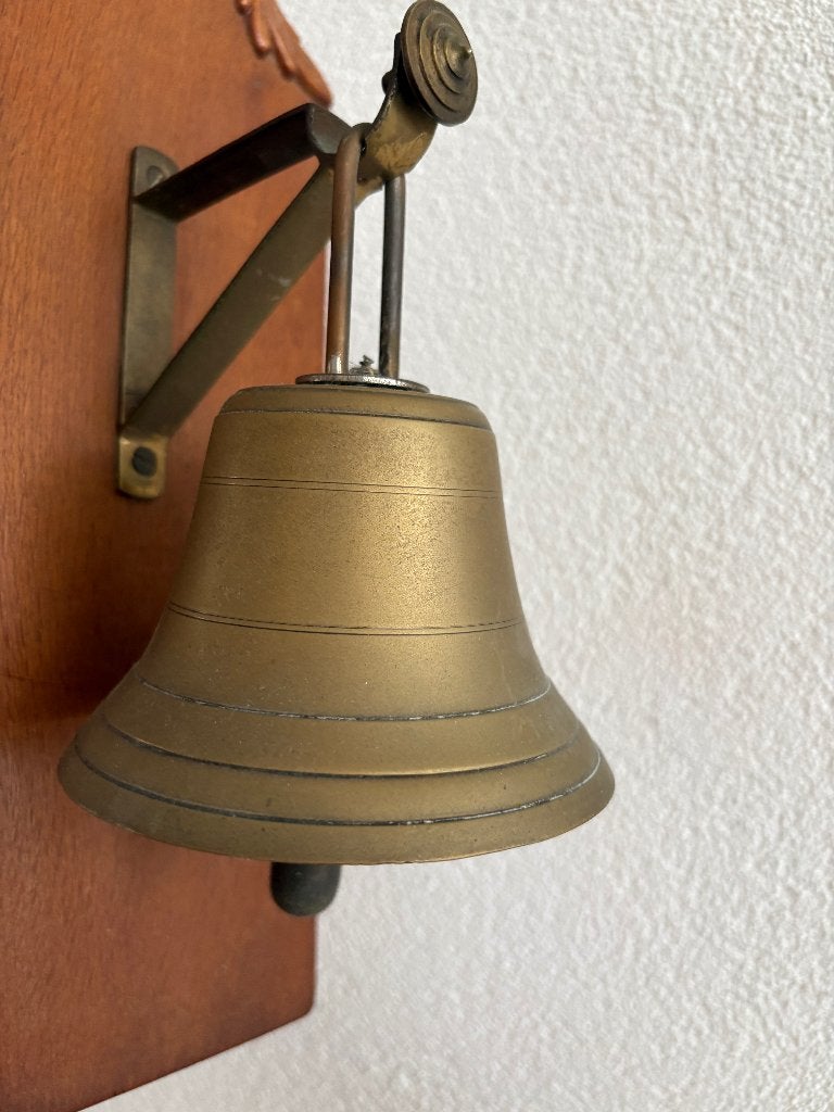 Vintage messing bel met sierlijke houten ophangplank, Antiek en Kunst, Antiek | Koper en Brons, Ophalen