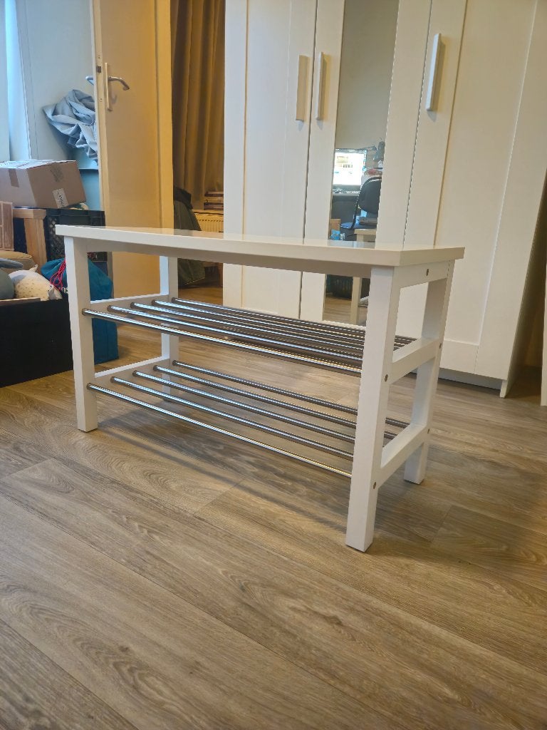 Wit TJUSIG bank met schoenenrek, Huis en Inrichting, Ophalen, Zo goed als nieuw