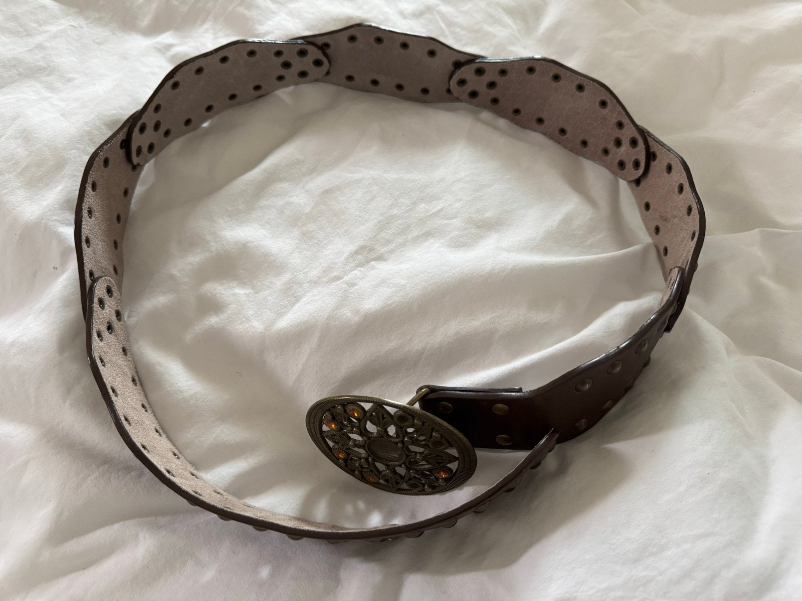 Bruine riem met studs en sierlijke gesp, Echt leder, 90 tot 100 cm, Heupriem, Ophalen of Verzenden