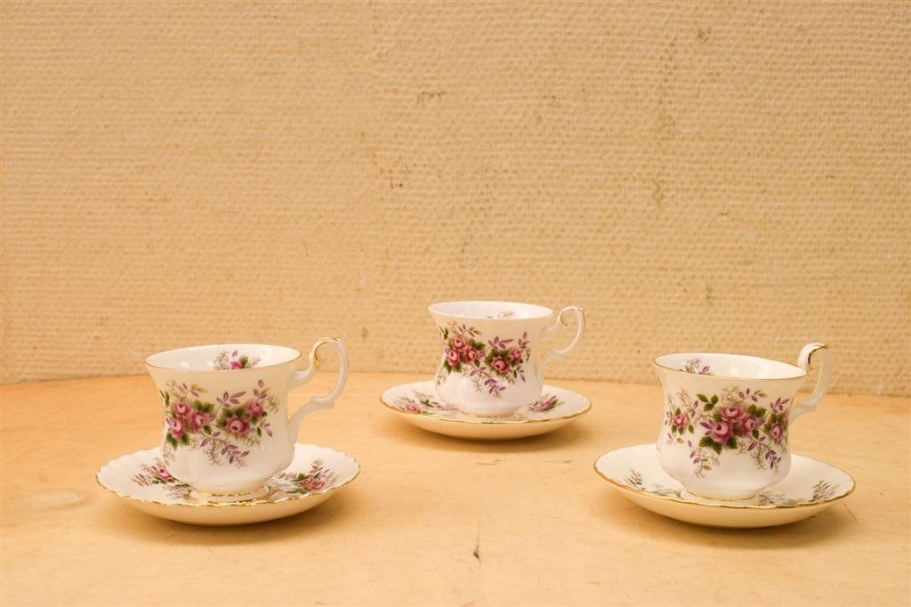 Royal Albert porseleinen 3 kopjes en 3 schotetjes 44005