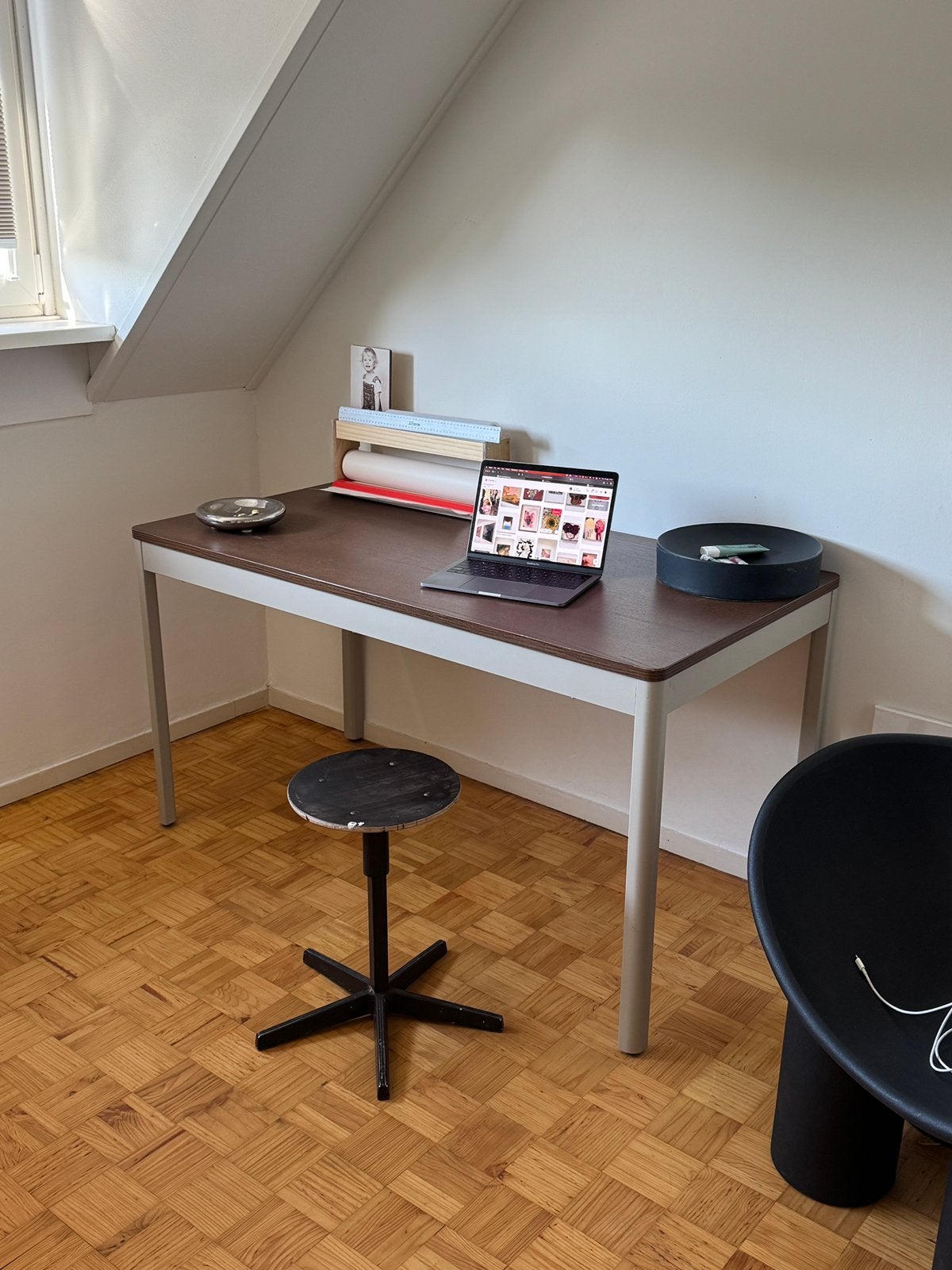 Ikea tafel idasen donker hout met beige metalen frame bureau, Ophalen of Verzenden, Zo goed als nieuw