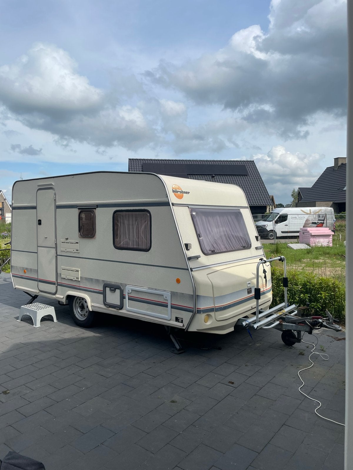 Burstner Holiday Caravan met 3M diepe Ventura voortent, Caravans en Kamperen, Caravans, Vast bed, Schokbreker, Treinzit, 750 - 1000 kg