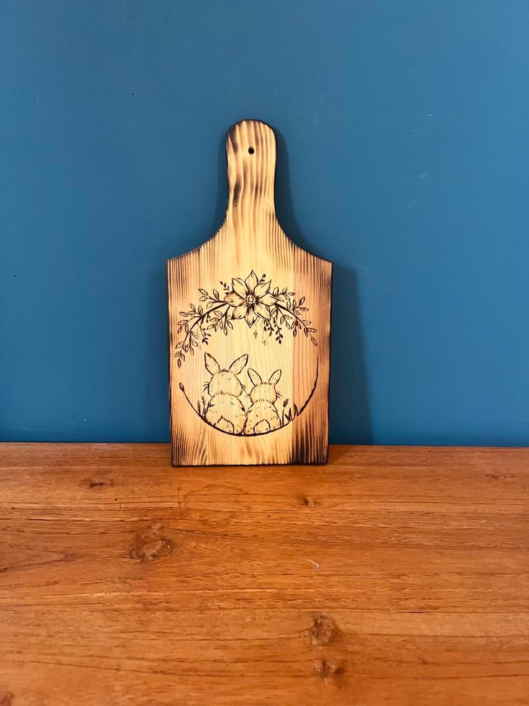 Houten decoratieve snijplank met pyrografie konijntjes, Minder dan 50 cm, Oorspronkelijke maker, Overige typen, Nieuw