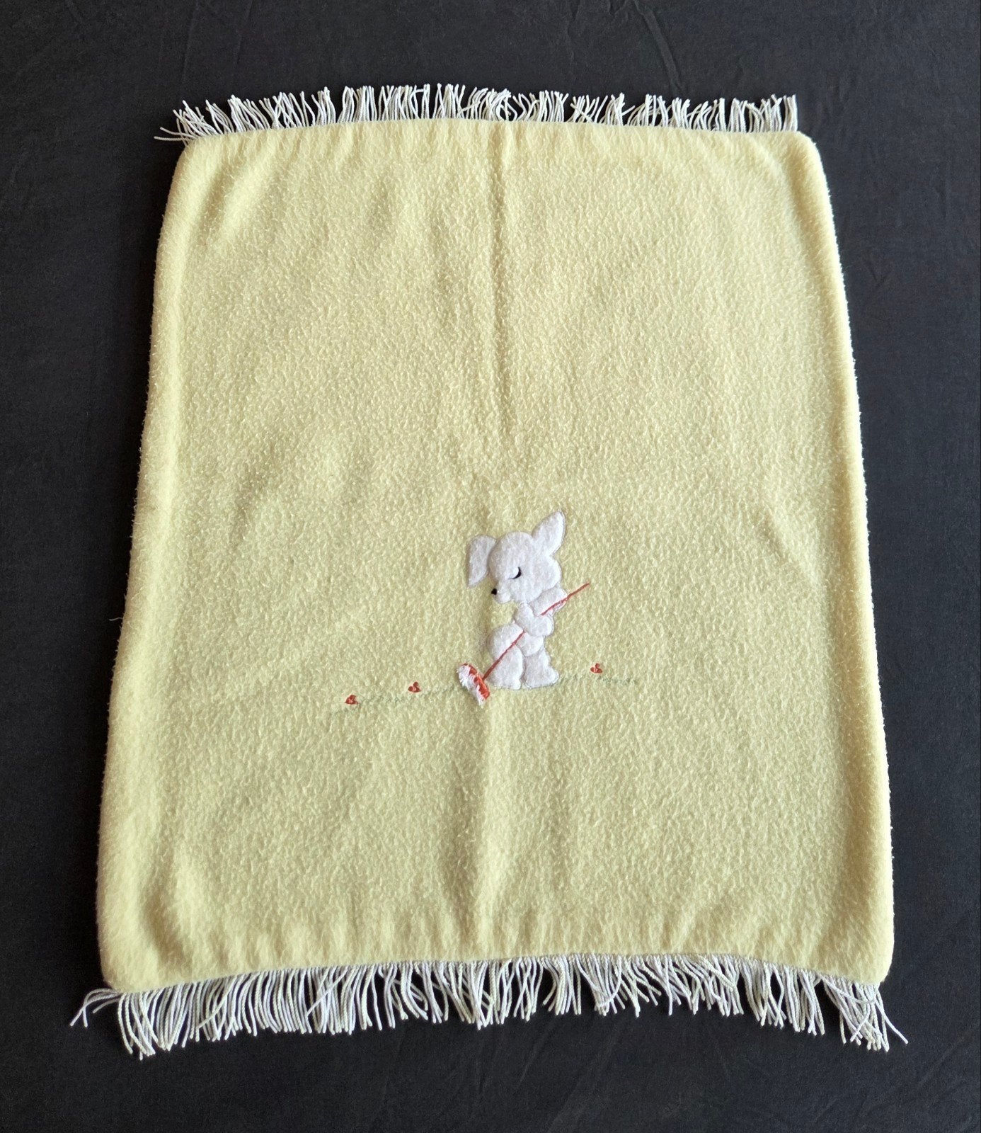 Vintage gele wiegdeken met geborduurd konijntje, Ophalen of Verzenden, Geborduurd, Geel, Deken