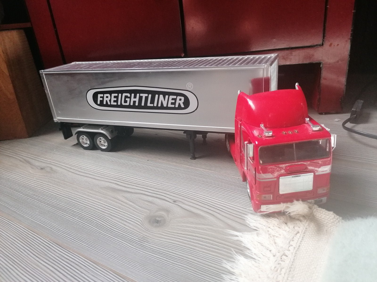 Freightliner vrachtwagen model met oplegger, Hobby en Vrije tijd, Modelbouw | Auto's en Voertuigen, Overige merken, 1:32 tot 1:50