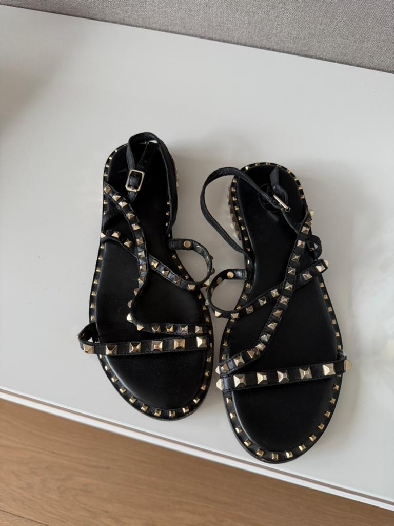Zwarte ash sandalen met gouden studs, Kleding | Dames, Zwart, Zo goed als nieuw, Sandalen of Muiltjes, Ophalen of Verzenden