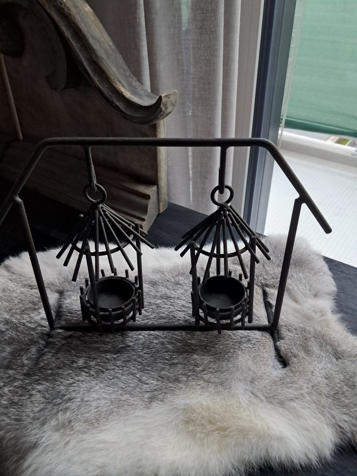 Unieke metalen kandelaar met twee hangende lantaarns, Ophalen of Verzenden, Metaal, Minder dan 25 cm