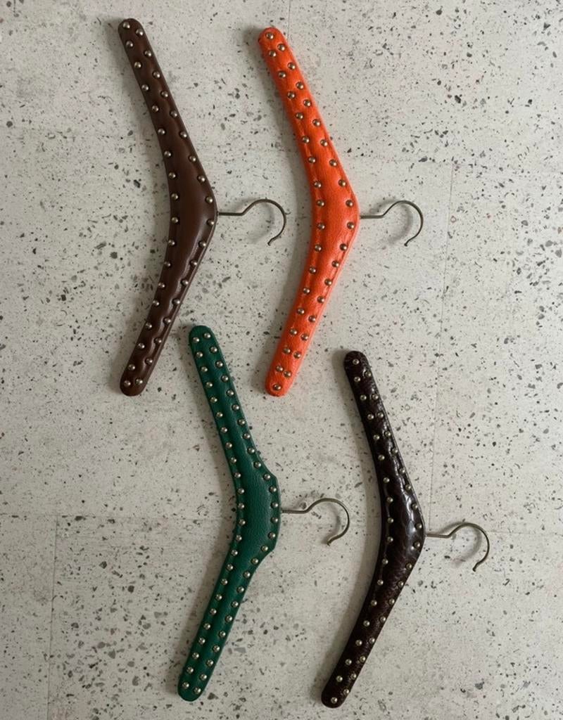 Set van 4 vintage kledinghangers met studs, Ophalen, Zo goed als nieuw, Overige materialen, Volwassenen