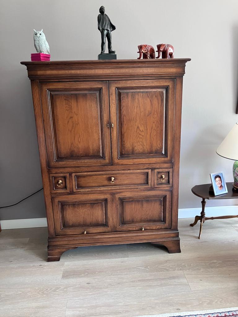 Massief houten tv-kast met uitschuifbaar plateau, Ophalen, Gebruikt, 100 tot 150 cm, 150 tot 200 cm