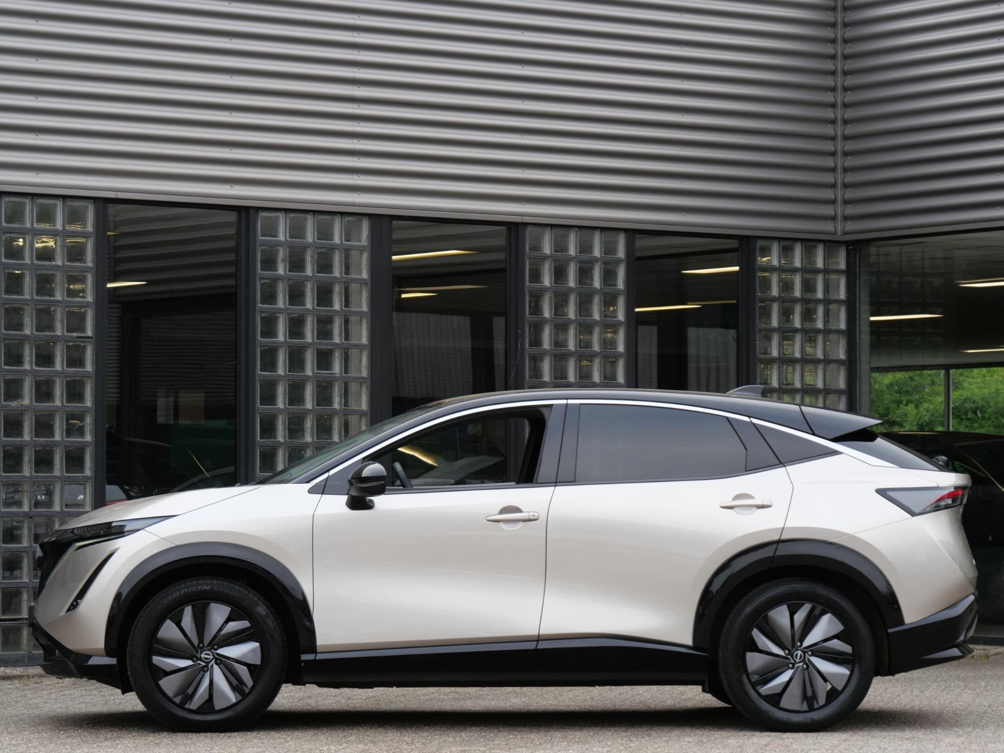 Nissan Ariya 66kWh ADVANCE/ WARMTEPOMP/ 360 CAMERA/ ELEKT., Auto's, 750 kg, 40 min, Leder en Stof, SUV of Terreinwagen