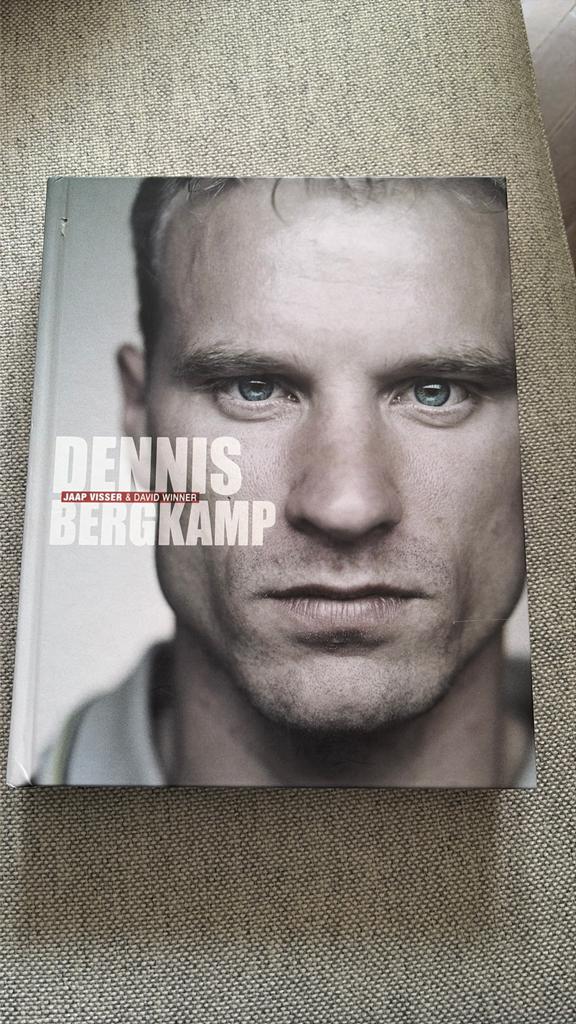Dennis bergkamp koffietafelboek biografie, Ophalen of Verzenden, Zo goed als nieuw, Sport