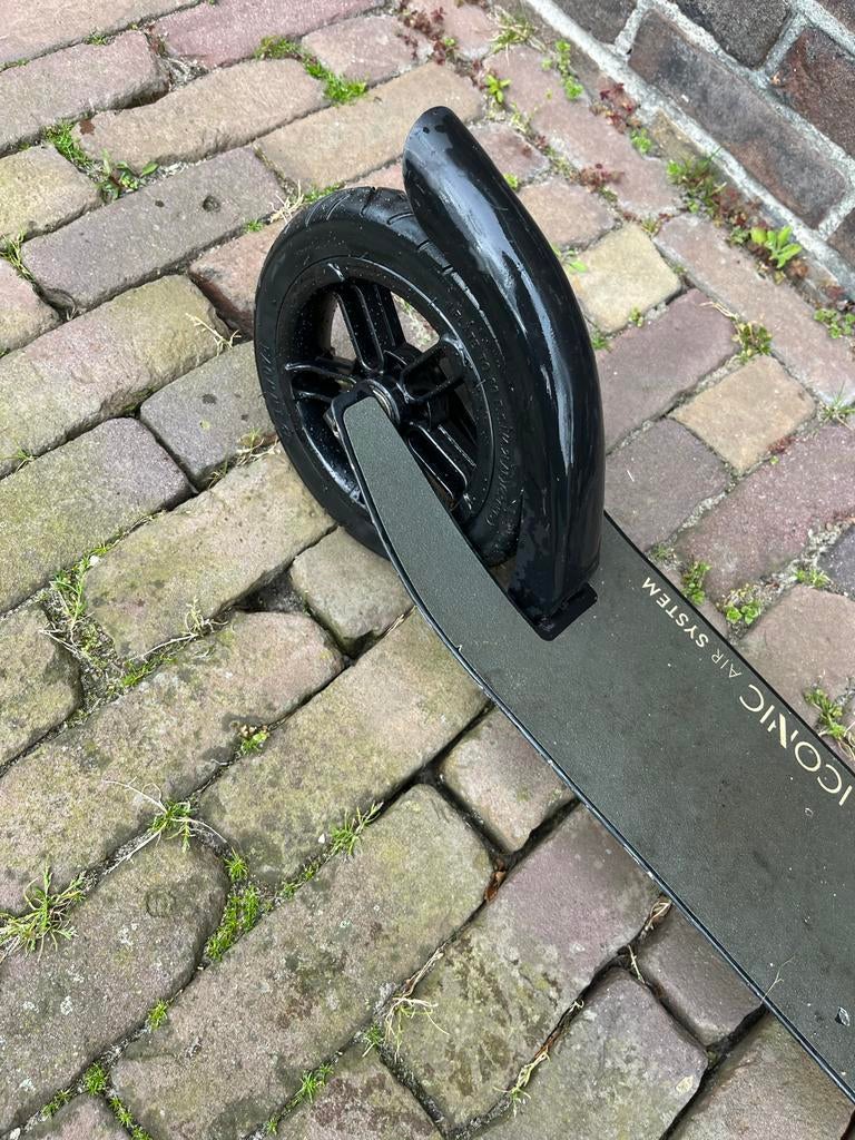 Zwarte step voor kinderen (ca. 10 jaar) - Iconic Air System, Fietsen en Brommers, Steps, Ophalen of Verzenden, Gebruikt, Gewone step