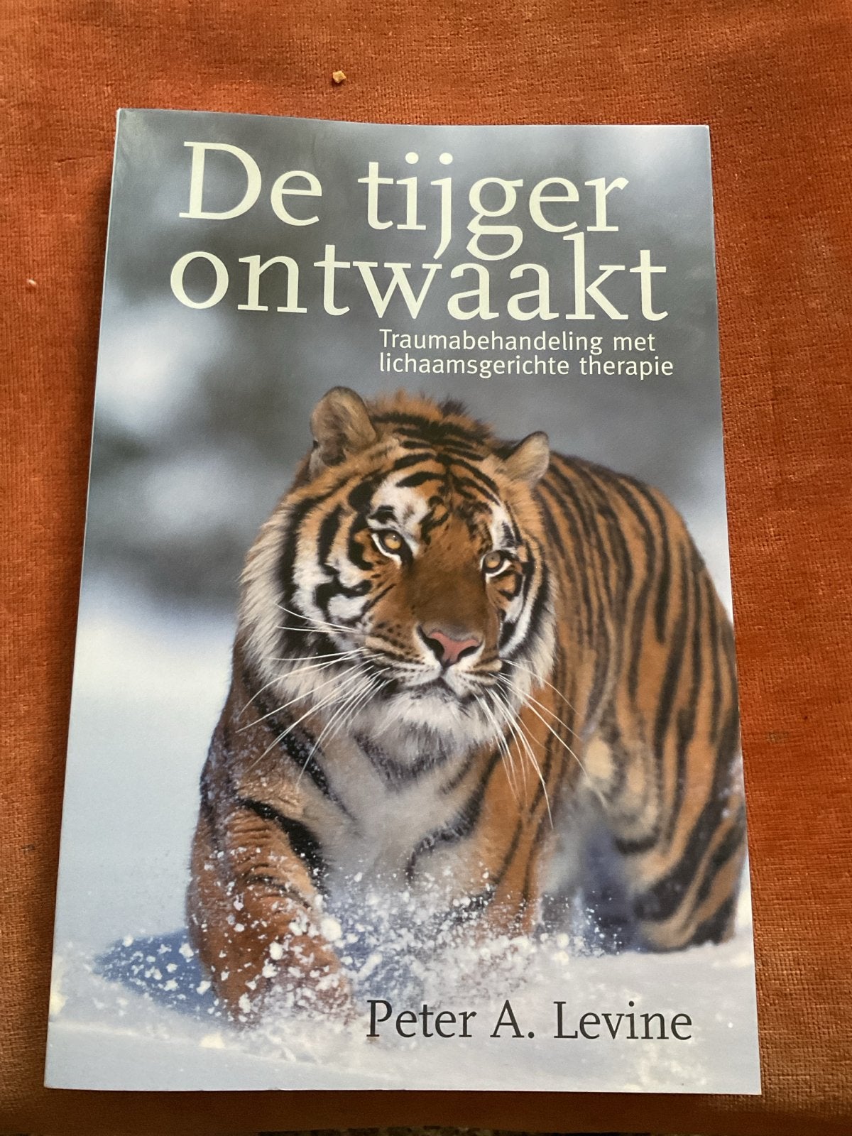 De tijger ontwaakt - Traumabehandeling Peter A. Levine, Ophalen of Verzenden, Zo goed als nieuw, Klinische psychologie