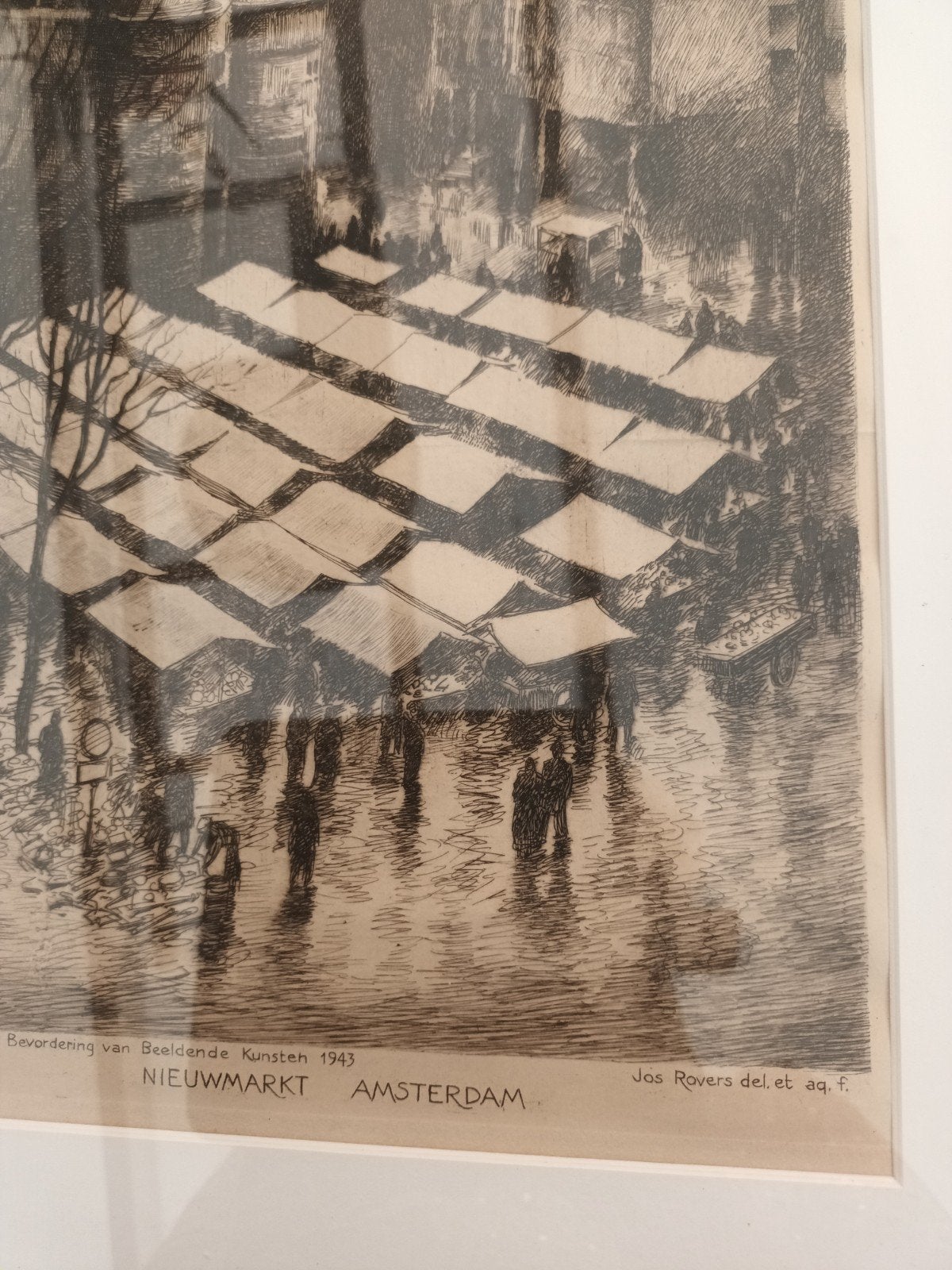 Jos Rovers - Nieuwmarkt Amsterdam - Ets 1943, Antiek en Kunst, Kunst | Etsen en Gravures, Ophalen, Ets, 1900 - 1949, Met tekst