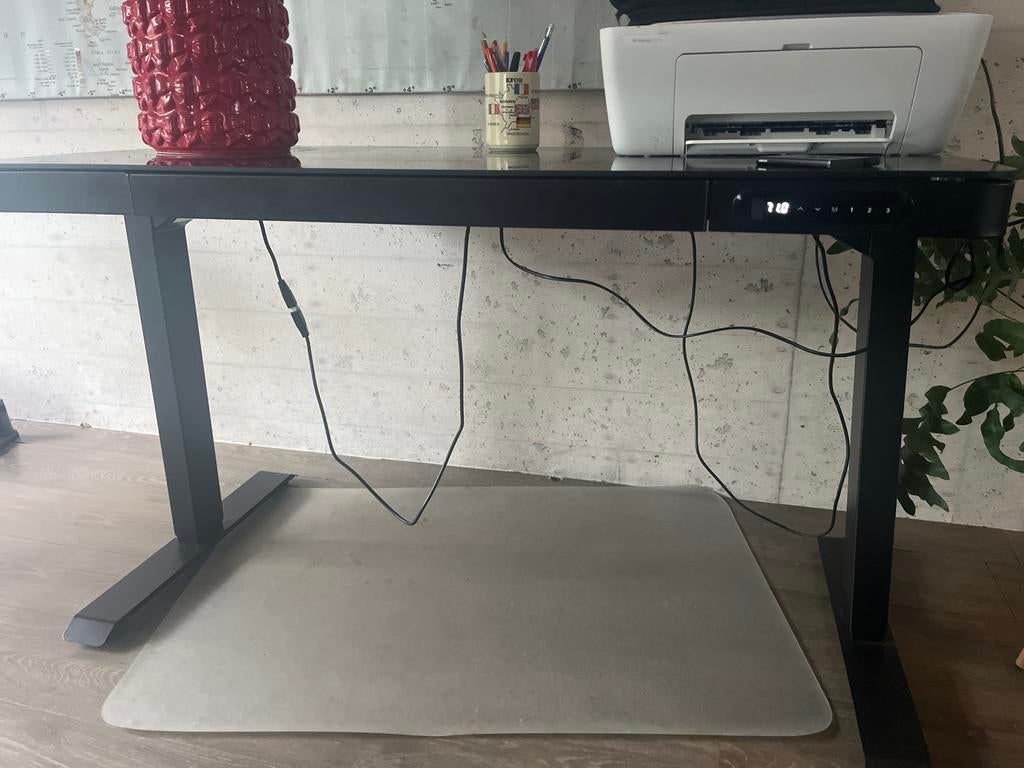 Zwart elektrisch zit-sta bureau met glazen blad, Huis en Inrichting, Ophalen of Verzenden, Zo goed als nieuw