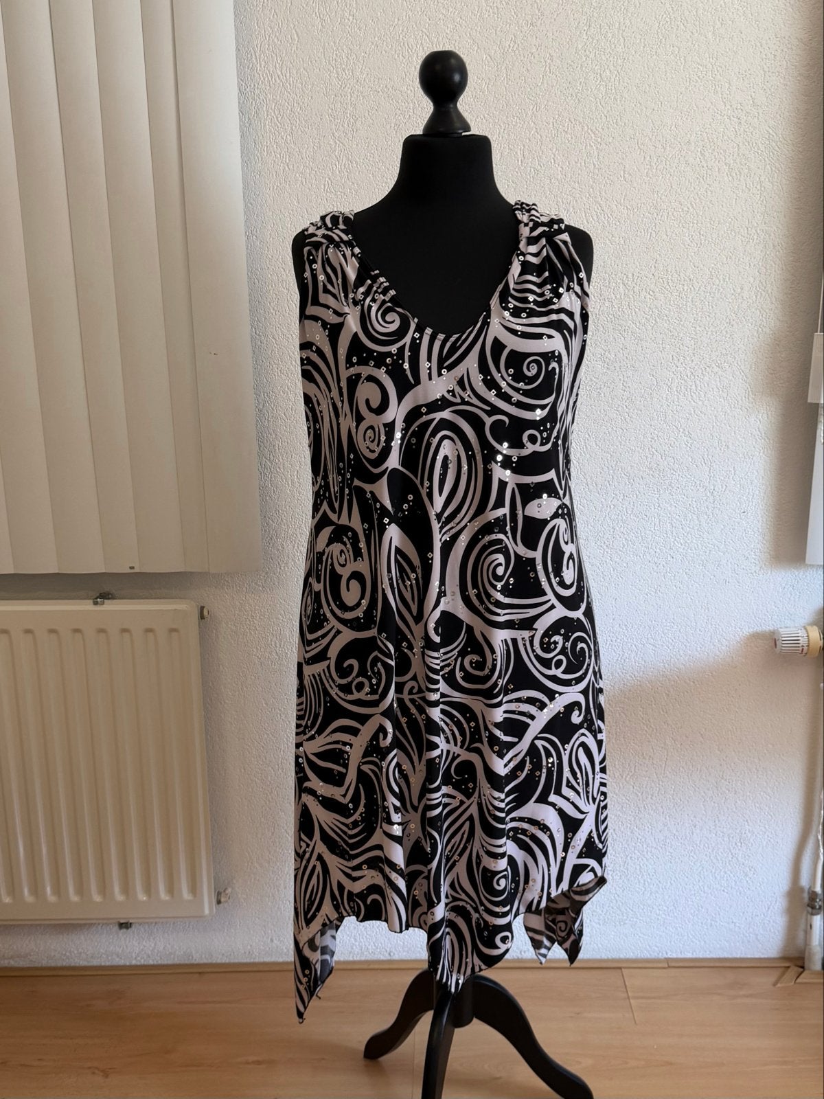 Magna Zomerjurk Zwart/Wit met Pailletten - Maat 56/58, Zwart, Maat 46/48 (XL) of groter, Nieuw, Ophalen of Verzenden