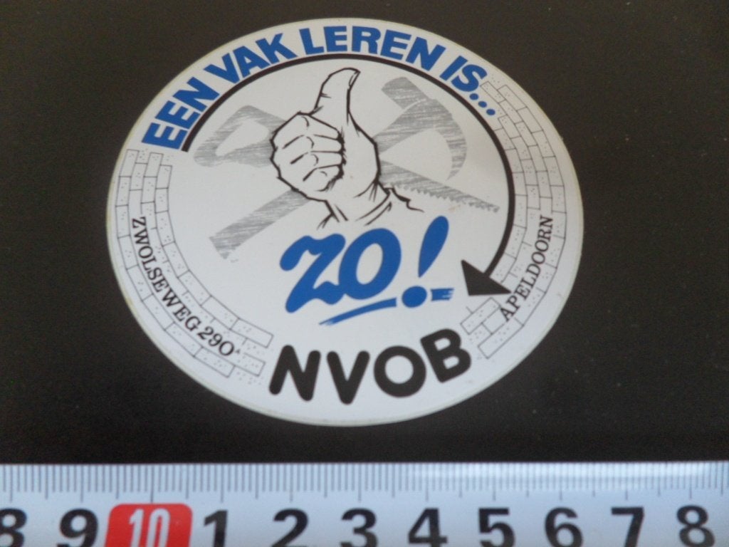 sticker Apeldoorn Zwolseweg 290 NVOB Een vak leren is Zo !, Verzamelen, Stickers, Ophalen of Verzenden, Zo goed als nieuw