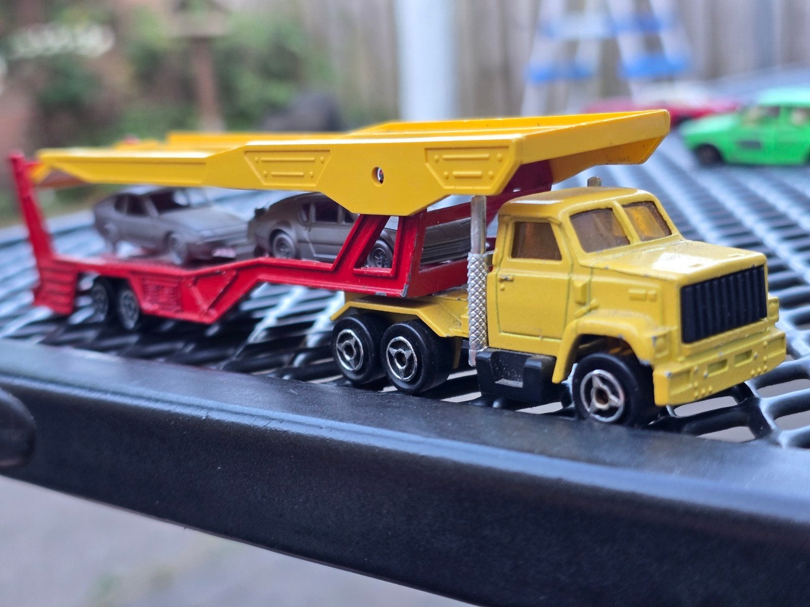 Vintage MajoretteAuto Transporter met 2 auto's, Ophalen of Verzenden, Gebruikt, Bus of Vrachtwagen