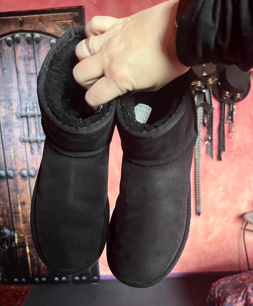Mooie Ugg Essential maat 38 met grove zool nu voor 99,99€, UGG, Zwart, Lage of Enkellaarzen, Ophalen of Verzenden