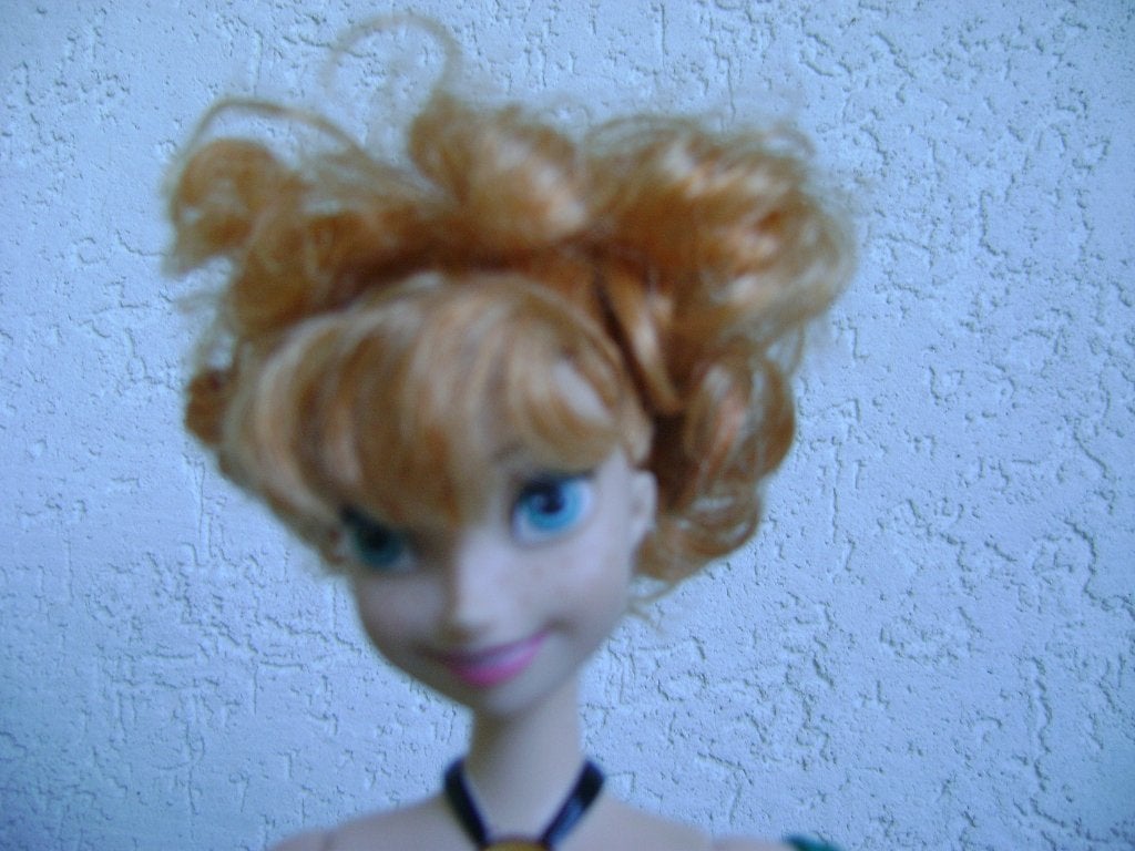 anna frozen barbie pop met ketting vaste kleding en laarzen, Ophalen of Verzenden, Zo goed als nieuw, Barbie