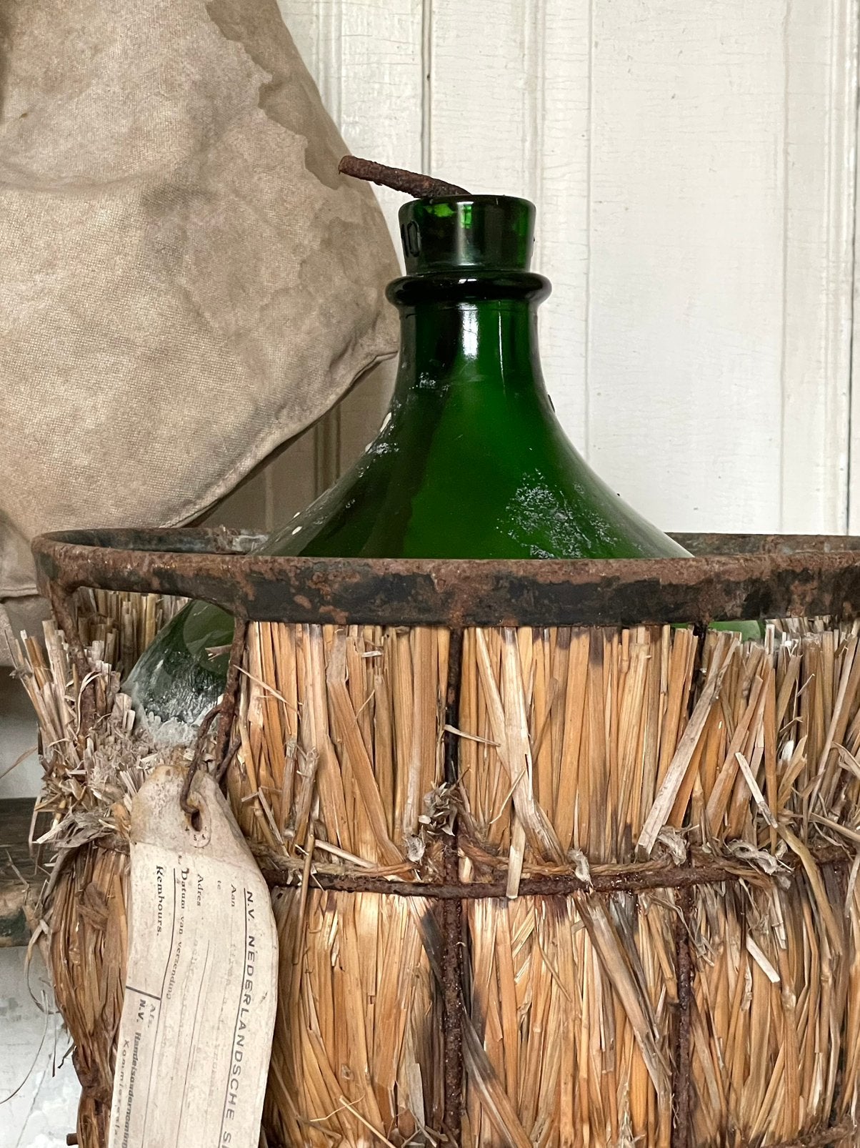 Brocante oude fles / wijnfles in ijzeren mand met etiket, Ophalen of Verzenden