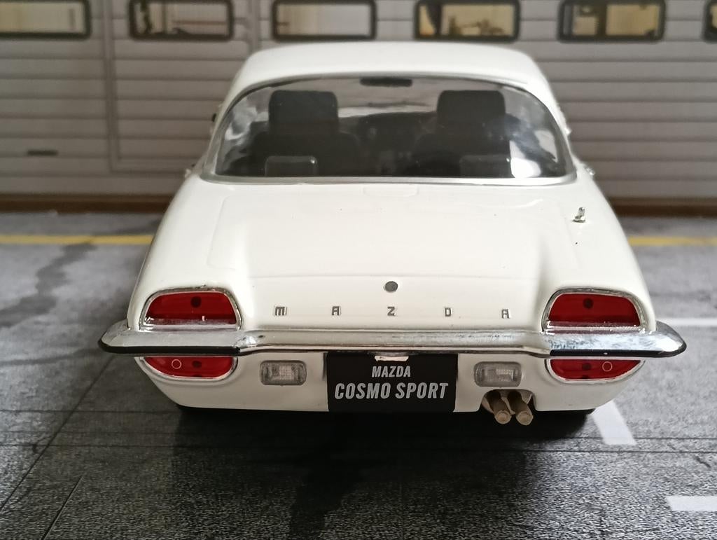 Mazda Cosmo Sport 1966 Wit Triple9 collection 1:18, Ophalen of Verzenden, Zo goed als nieuw, Auto, Overige merken