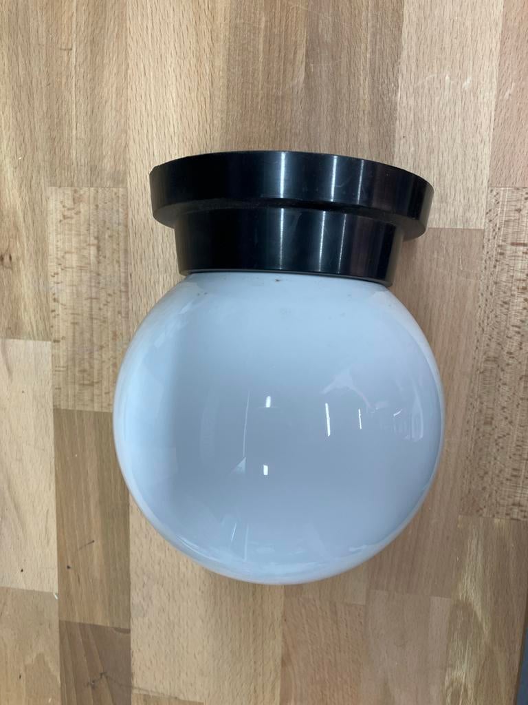Vintage Bolvormige Plafondlamp - Melkglas en Zwart, Huis en Inrichting, Ophalen, Gebruikt, Glas