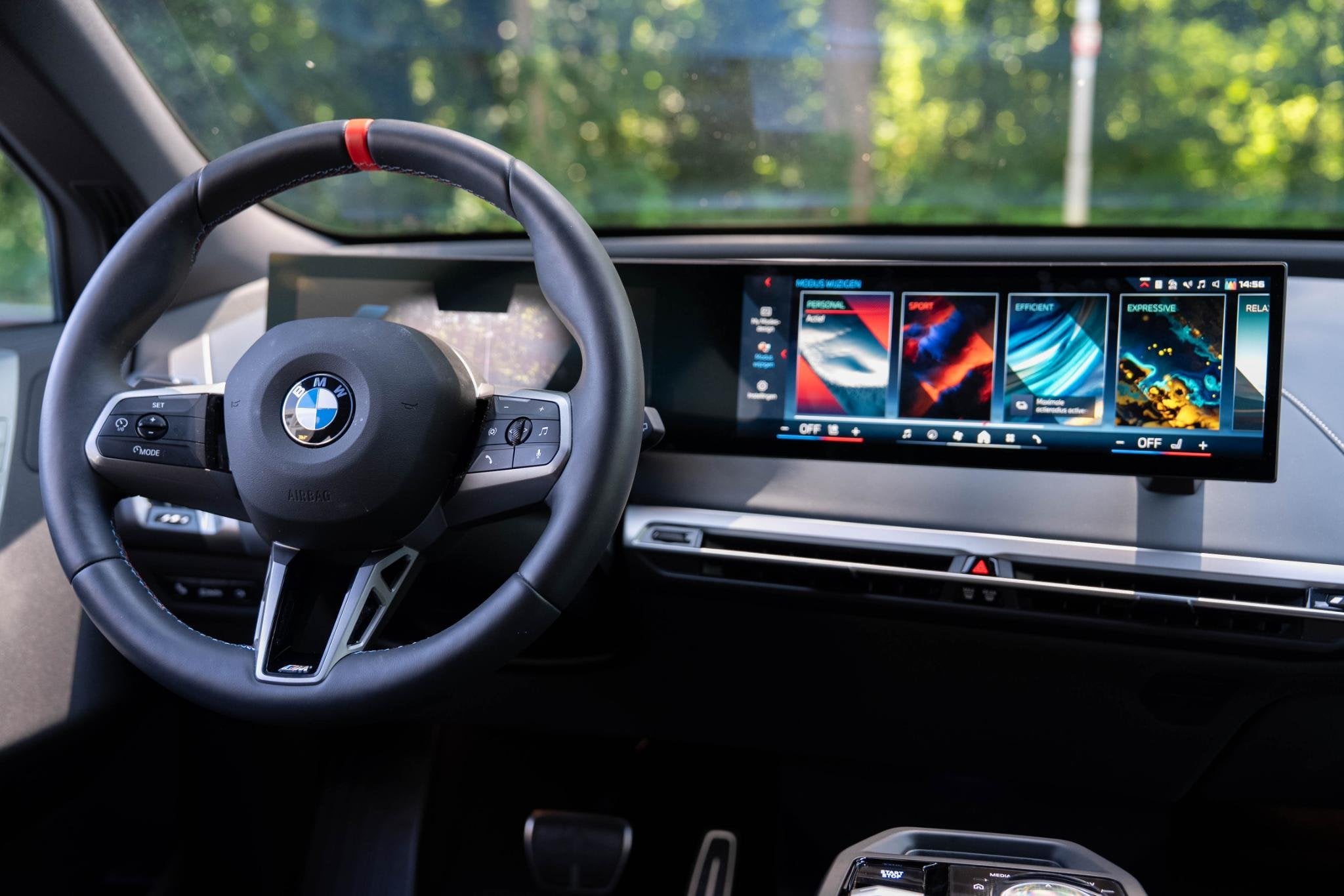 Foto 14 van BMW iX xDrive M70 112 kWh | Suite Amido | Snelwegassistent*