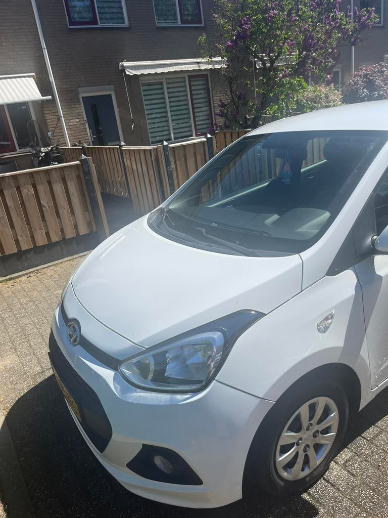 Hyundai i10 1.0i 66pk 2016 Wit, Auto's, Hyundai, Stof, 4 stoelen, Origineel Nederlands, Handgeschakeld