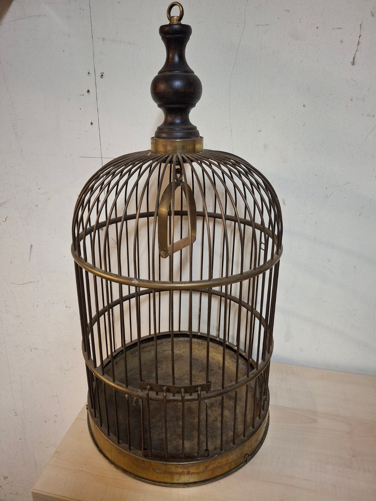 Antieke vogelkooi van messing en hout, Ophalen