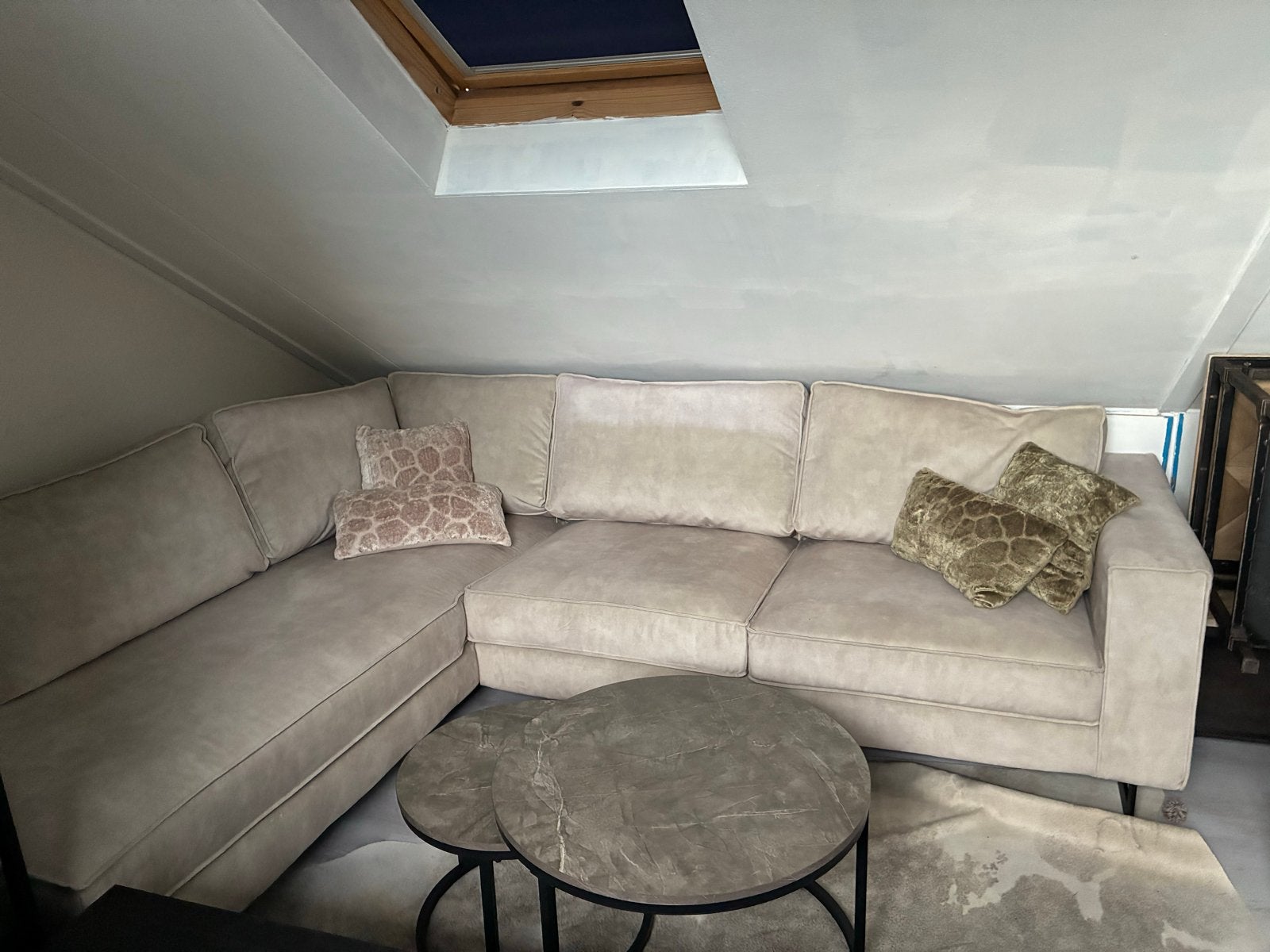 Foto 4 van Zo goed als nieuwe champagne/beige velvet bank van Zitmax