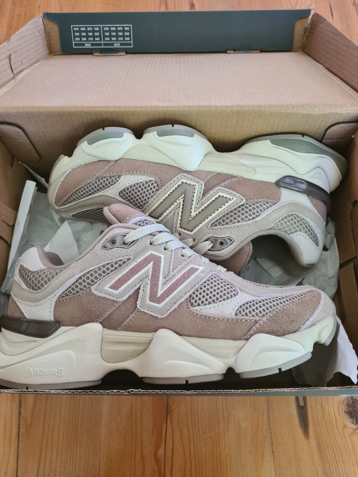 New Balance 9060 sneakers beige., Beige, New Balance, Nieuw, Ophalen of Verzenden