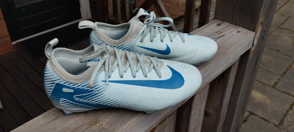 Nike voetbalschoenen maat 35,5, Maat XS of kleiner, Ophalen, Gebruikt, Schoenen