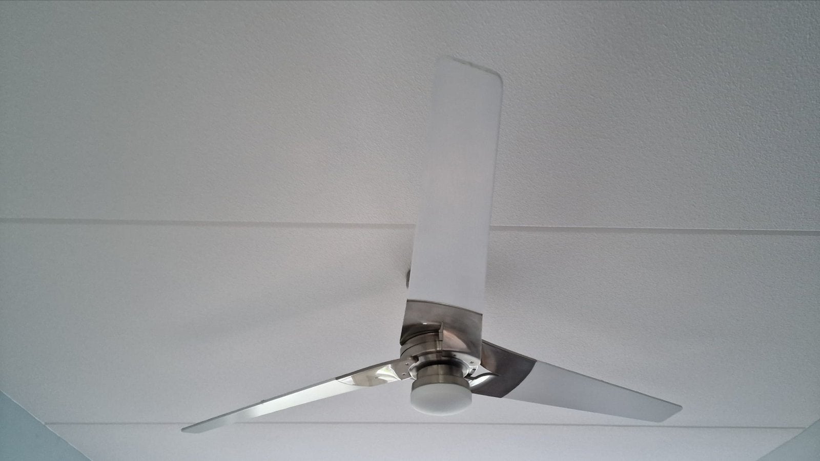 Moderne plafondventilator met LED-lamp en afstandsbediening, Ophalen, Zo goed als nieuw, Metaal, Overige fittingen